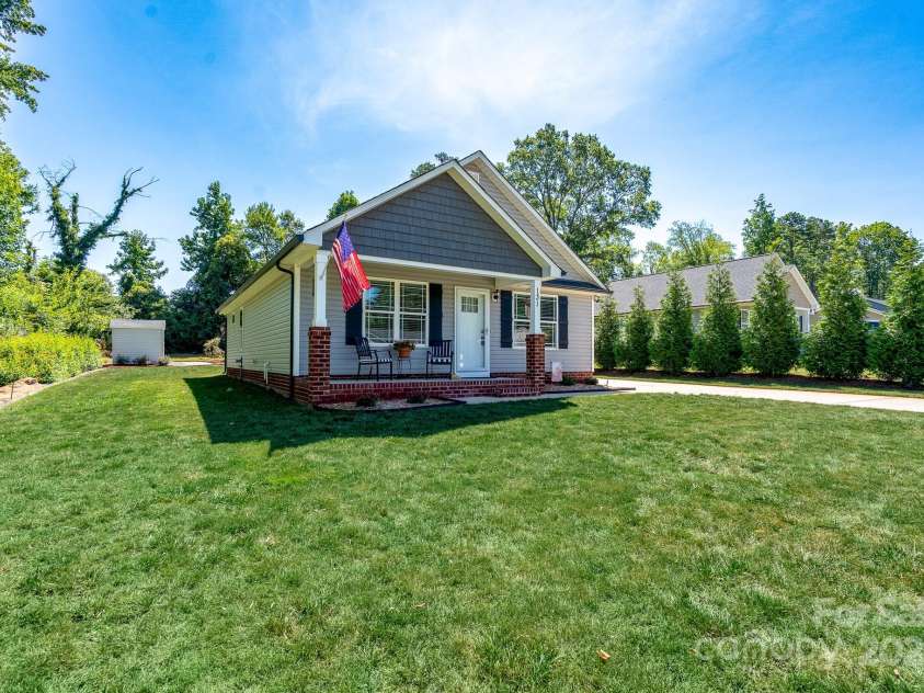 131 Crescent Street, Kannapolis, NC 28081.  MLS# CAR4286289, YatesRealty ID 30328. 