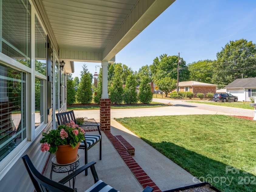 131 Crescent Street, Kannapolis, NC 28081.  MLS# CAR4286289, YatesRealty ID 30328. 