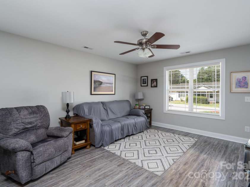 131 Crescent Street, Kannapolis, NC 28081.  MLS# CAR4286289, YatesRealty ID 30328. 