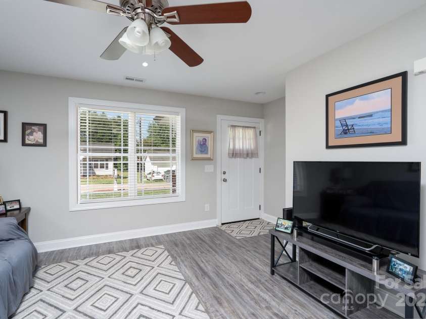 131 Crescent Street, Kannapolis, NC 28081.  MLS# CAR4286289, YatesRealty ID 30328. 