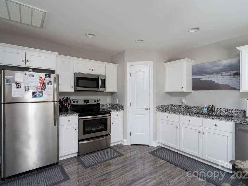 131 Crescent Street, Kannapolis, NC 28081.  MLS# CAR4286289, YatesRealty ID 30328. 