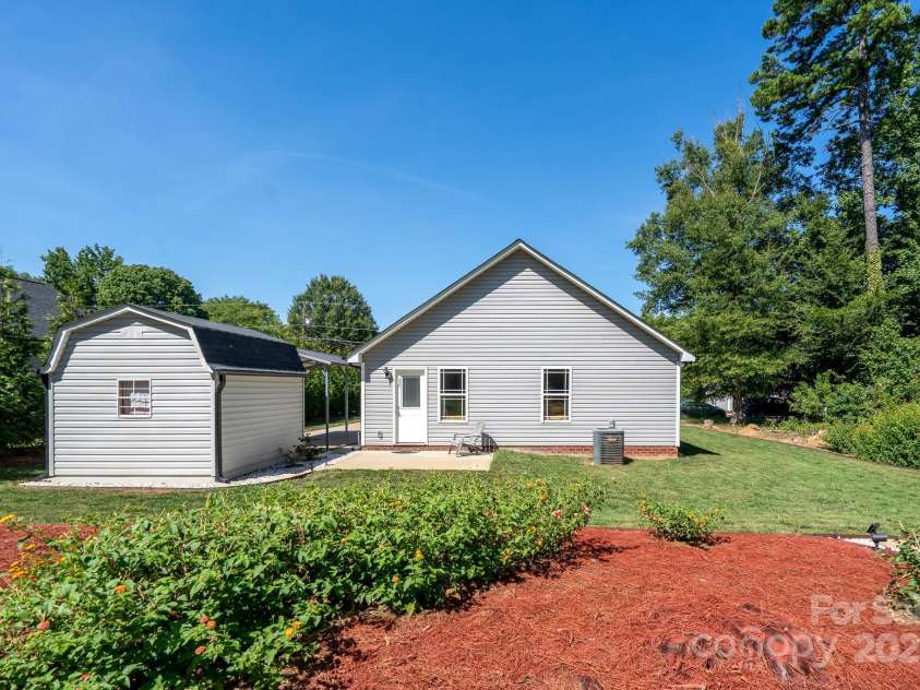 131 Crescent Street, Kannapolis, NC 28081.  MLS# CAR4286289, YatesRealty ID 30328. 