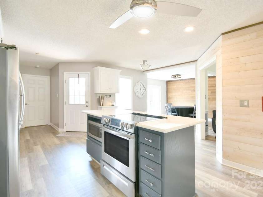 2914 Weatherfield Drive, Lincolnton, NC 28092.  MLS# CAR4283071, YatesRealty ID 30329. 