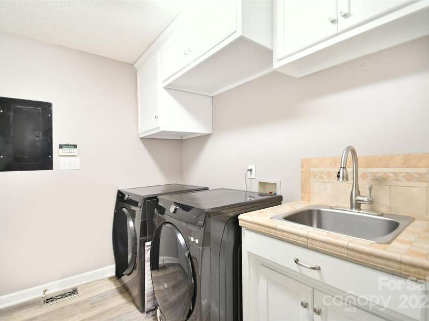 2914 Weatherfield Drive, Lincolnton, NC 28092.  MLS# CAR4283071, YatesRealty ID 30329. 