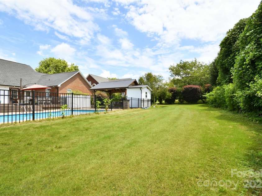 2914 Weatherfield Drive, Lincolnton, NC 28092.  MLS# CAR4283071, YatesRealty ID 30329. 