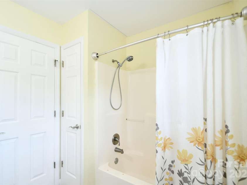 2914 Weatherfield Drive, Lincolnton, NC 28092.  MLS# CAR4283071, YatesRealty ID 30329. Hall Bath
