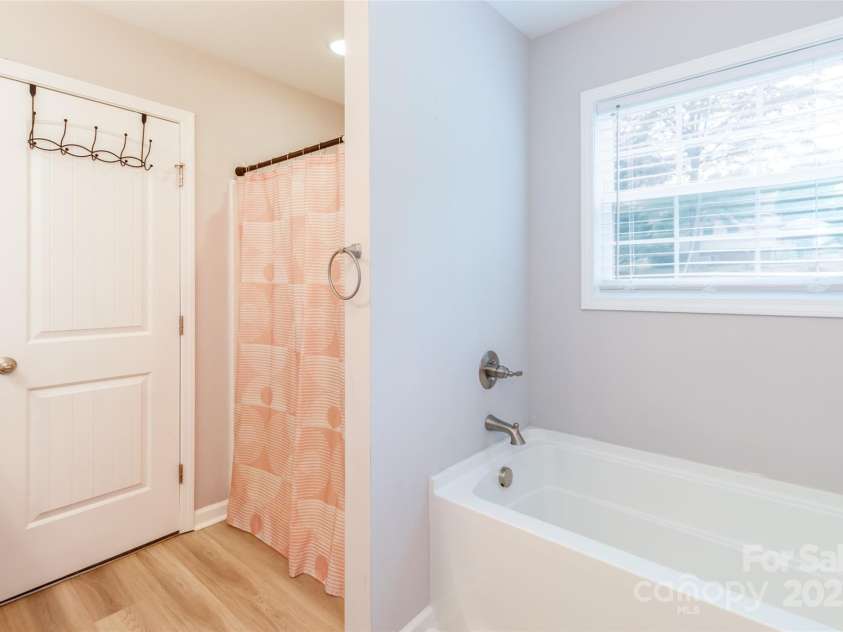 900 Providence Road, Lancaster, SC 29720.  MLS# CAR4281945, YatesRealty ID 30331. Separate shower & tub