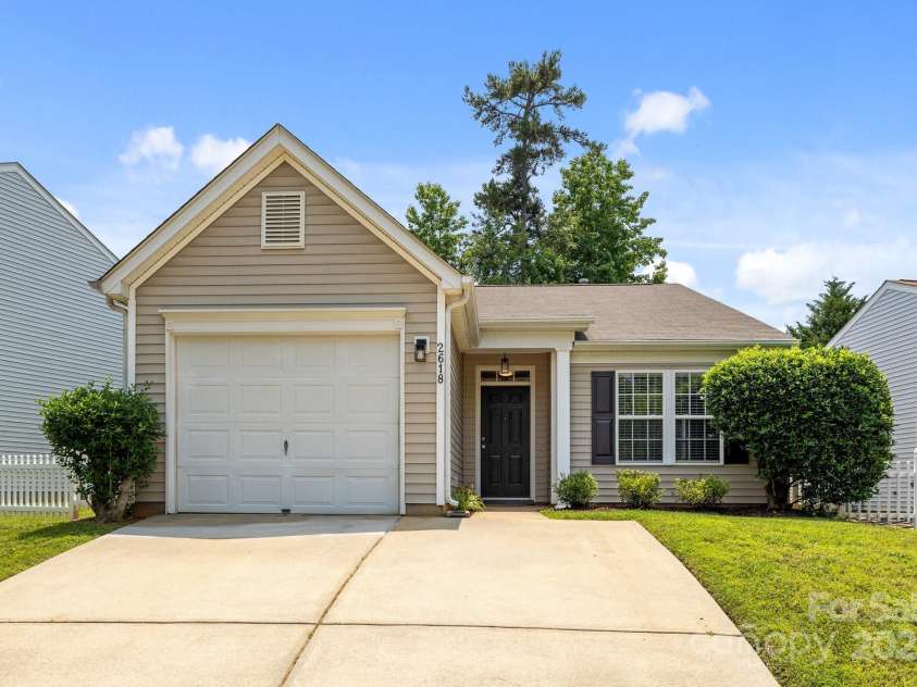 2618 Oasis Lane, Charlotte, NC 28214.  MLS# CAR4283938, YatesRealty ID 30335. 