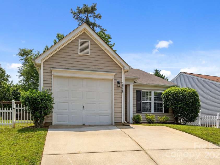2618 Oasis Lane, Charlotte, NC 28214.  MLS# CAR4283938, YatesRealty ID 30335. 