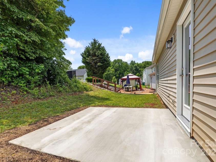 2618 Oasis Lane, Charlotte, NC 28214.  MLS# CAR4283938, YatesRealty ID 30335. 
