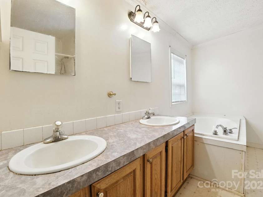 1980 Garvin Road, York, SC 29745.  MLS# CAR4283206, YatesRealty ID 30338. Primary Bath