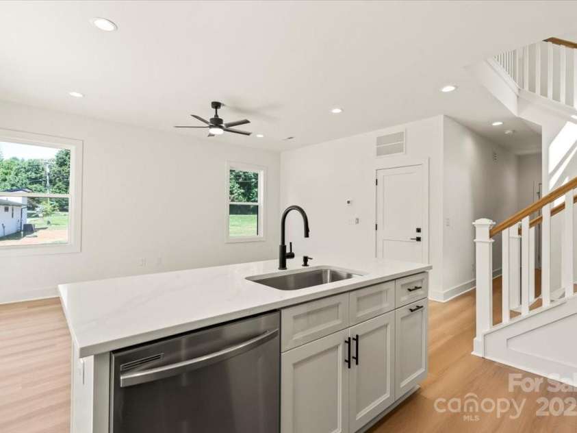 8920 Harrisburg Road, Charlotte, NC 28215.  MLS# CAR4286000, YatesRealty ID 30339. 