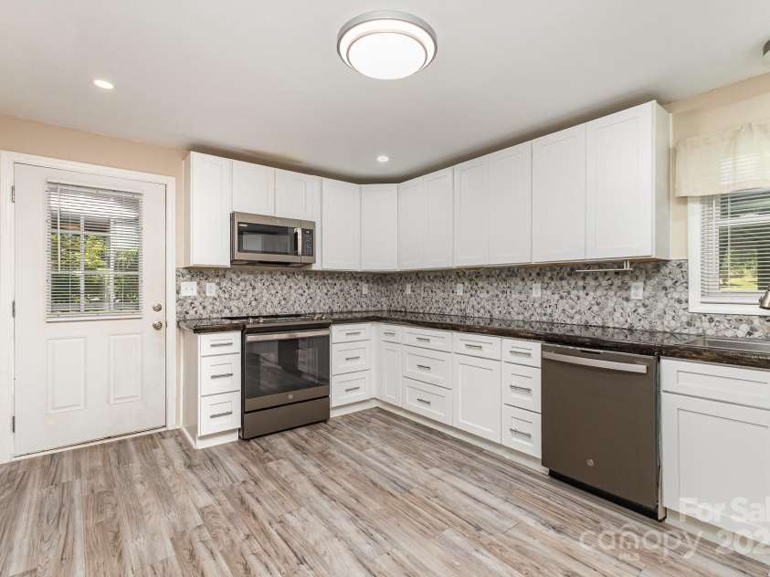 1069 Susan Circle, Rock Hill, SC 29730.  MLS# CAR4284500, YatesRealty ID 30340. 