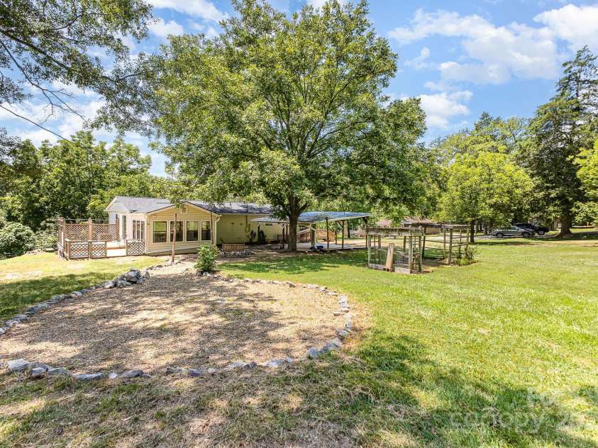 1069 Susan Circle, Rock Hill, SC 29730.  MLS# CAR4284500, YatesRealty ID 30340. 