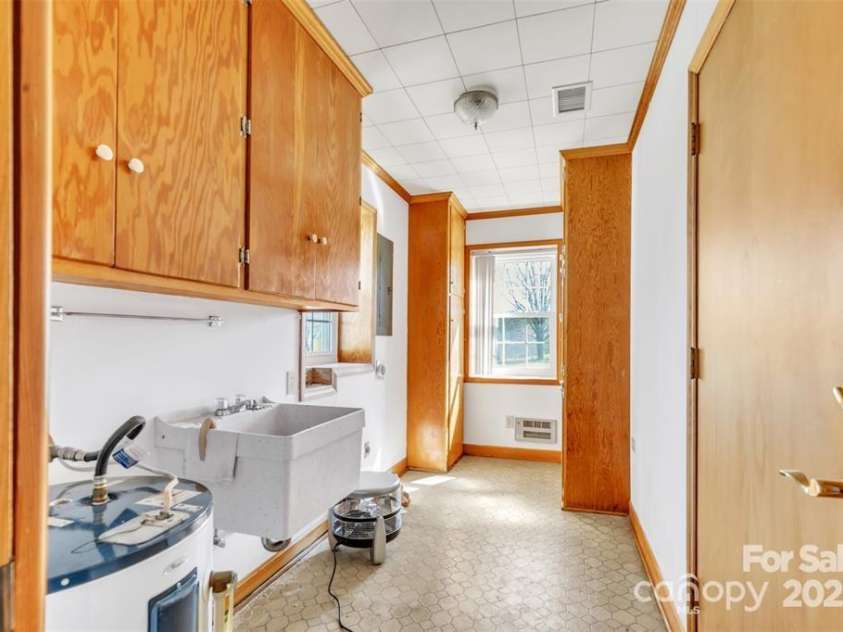 7484 Turkey Trot Drive, Stanley, NC 28164.  MLS# CAR4288410, YatesRealty ID 30343. Laundry Room