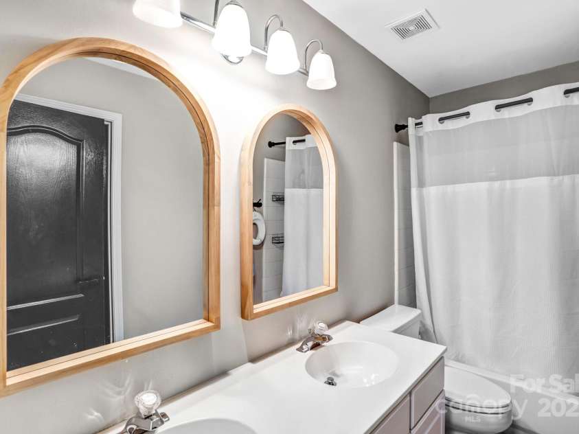 7715 Wingmont Drive, Charlotte, NC 28269.  MLS# CAR4278172, YatesRealty ID 30344. 