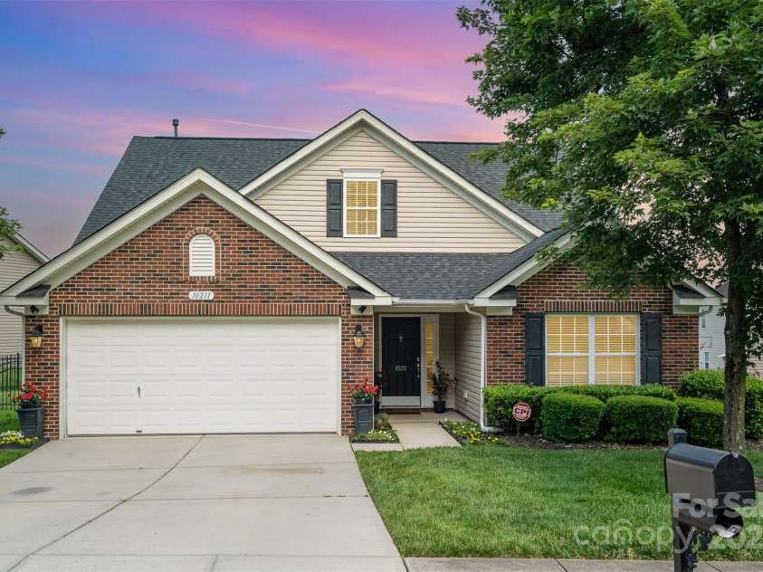 10211 Dominion Village Drive, Charlotte, NC 28269.  MLS# CAR4268537, YatesRealty ID 30345. 