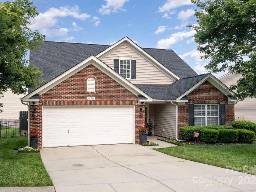 10211 Dominion Village Drive, Charlotte, NC 28269.  MLS# CAR4268537, YatesRealty ID 30345. 
