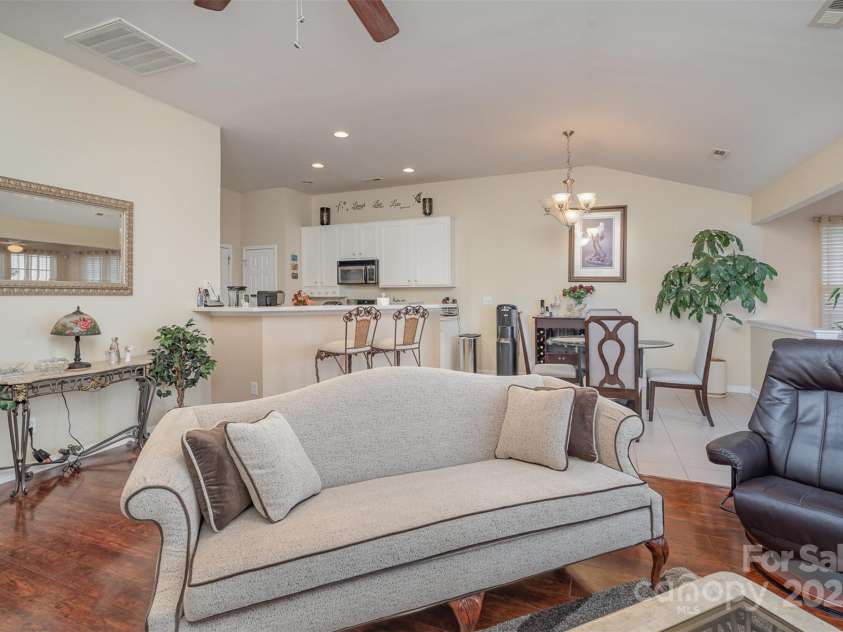 10211 Dominion Village Drive, Charlotte, NC 28269.  MLS# CAR4268537, YatesRealty ID 30345. 