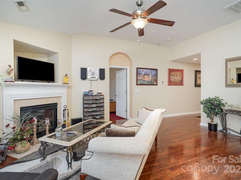 10211 Dominion Village Drive, Charlotte, NC 28269.  MLS# CAR4268537, YatesRealty ID 30345. 
