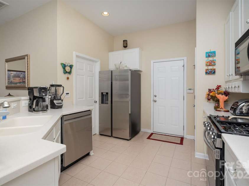 10211 Dominion Village Drive, Charlotte, NC 28269.  MLS# CAR4268537, YatesRealty ID 30345. 