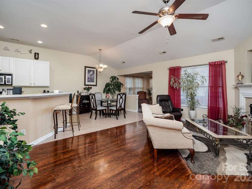 10211 Dominion Village Drive, Charlotte, NC 28269.  MLS# CAR4268537, YatesRealty ID 30345. 
