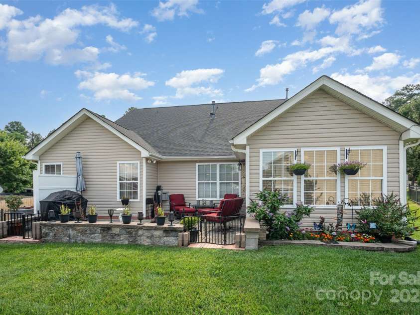 10211 Dominion Village Drive, Charlotte, NC 28269.  MLS# CAR4268537, YatesRealty ID 30345. 
