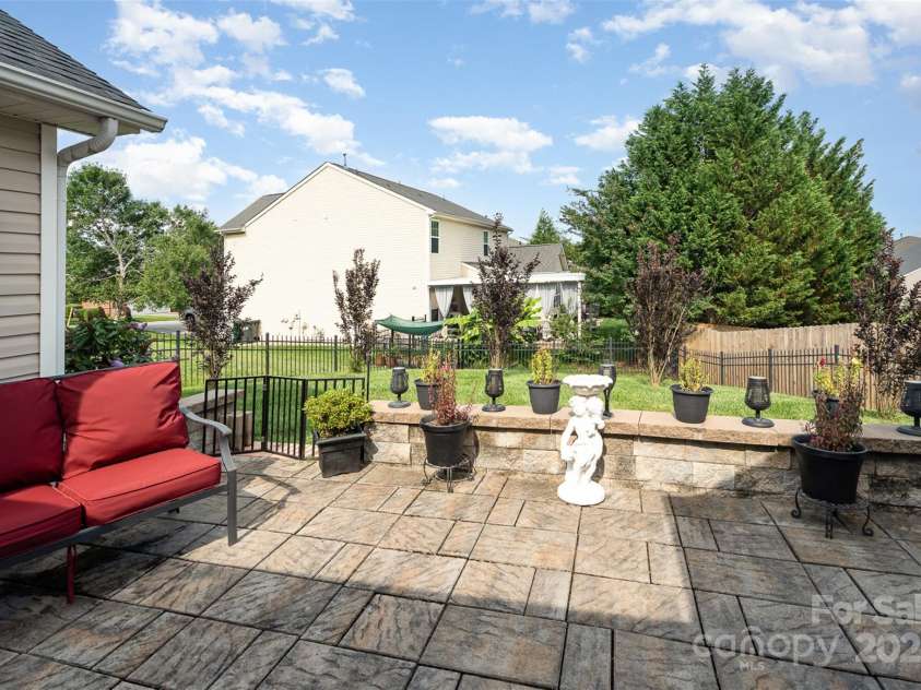 10211 Dominion Village Drive, Charlotte, NC 28269.  MLS# CAR4268537, YatesRealty ID 30345. 