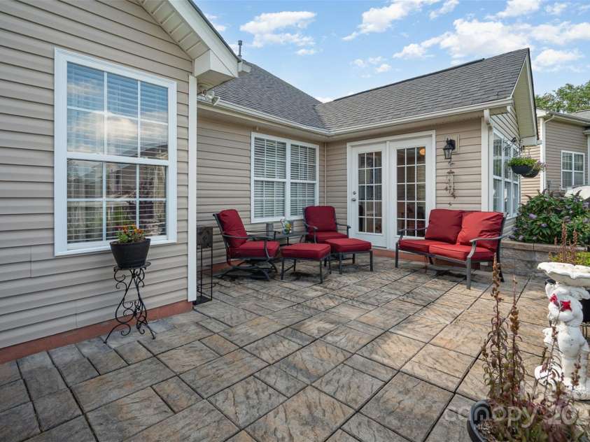 10211 Dominion Village Drive, Charlotte, NC 28269.  MLS# CAR4268537, YatesRealty ID 30345. 