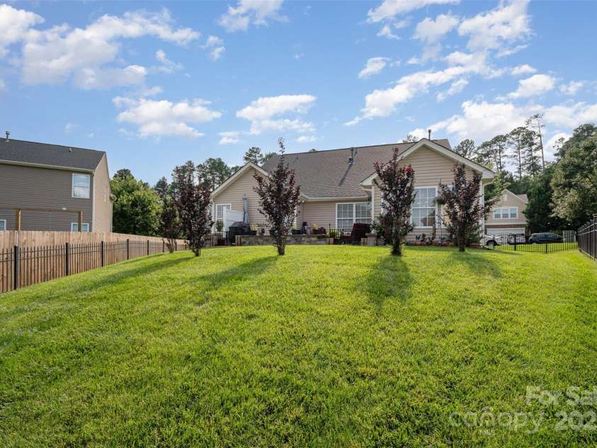 10211 Dominion Village Drive, Charlotte, NC 28269.  MLS# CAR4268537, YatesRealty ID 30345. 