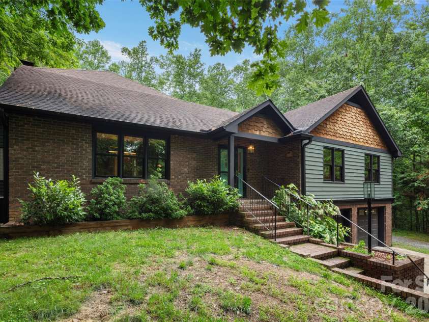 2000 Davis Mountain Road, Hendersonville, NC 28739.  MLS# CAR4378878, YatesRealty ID 30346. 