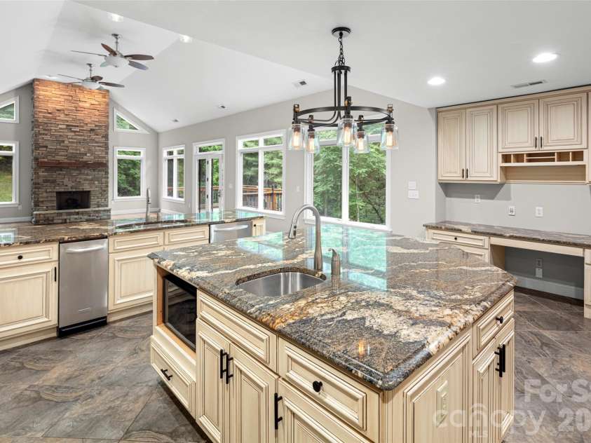 2000 Davis Mountain Road, Hendersonville, NC 28739.  MLS# CAR4378878, YatesRealty ID 30346. 