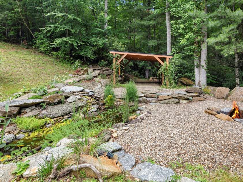 2000 Davis Mountain Road, Hendersonville, NC 28739.  MLS# CAR4378878, YatesRealty ID 30346. 
