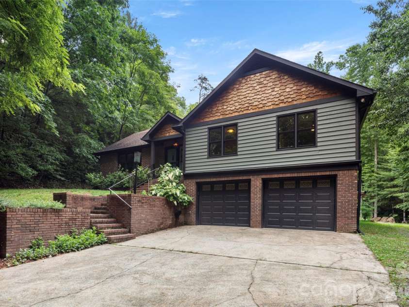 2000 Davis Mountain Road, Hendersonville, NC 28739.  MLS# CAR4378878, YatesRealty ID 30346. 