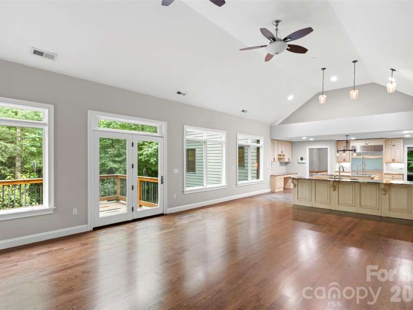 2000 Davis Mountain Road, Hendersonville, NC 28739.  MLS# CAR4378878, YatesRealty ID 30346. 