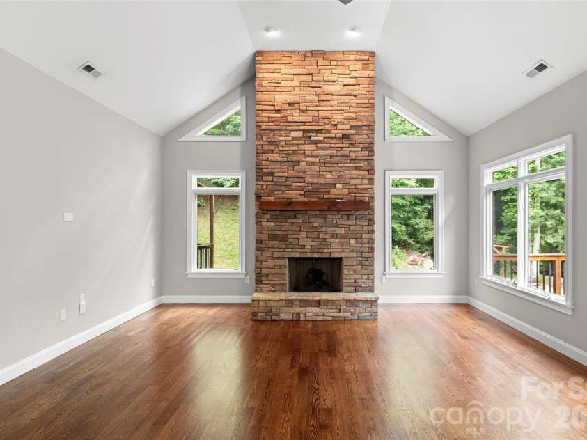 2000 Davis Mountain Road, Hendersonville, NC 28739.  MLS# CAR4378878, YatesRealty ID 30346. 