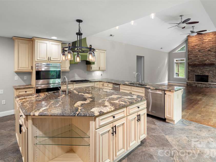 2000 Davis Mountain Road, Hendersonville, NC 28739.  MLS# CAR4378878, YatesRealty ID 30346. 