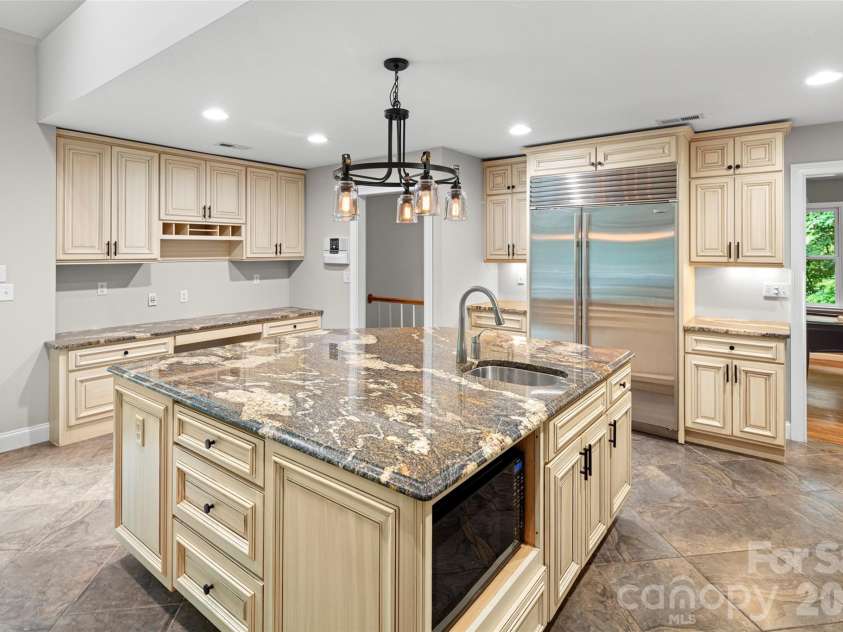 2000 Davis Mountain Road, Hendersonville, NC 28739.  MLS# CAR4378878, YatesRealty ID 30346. 