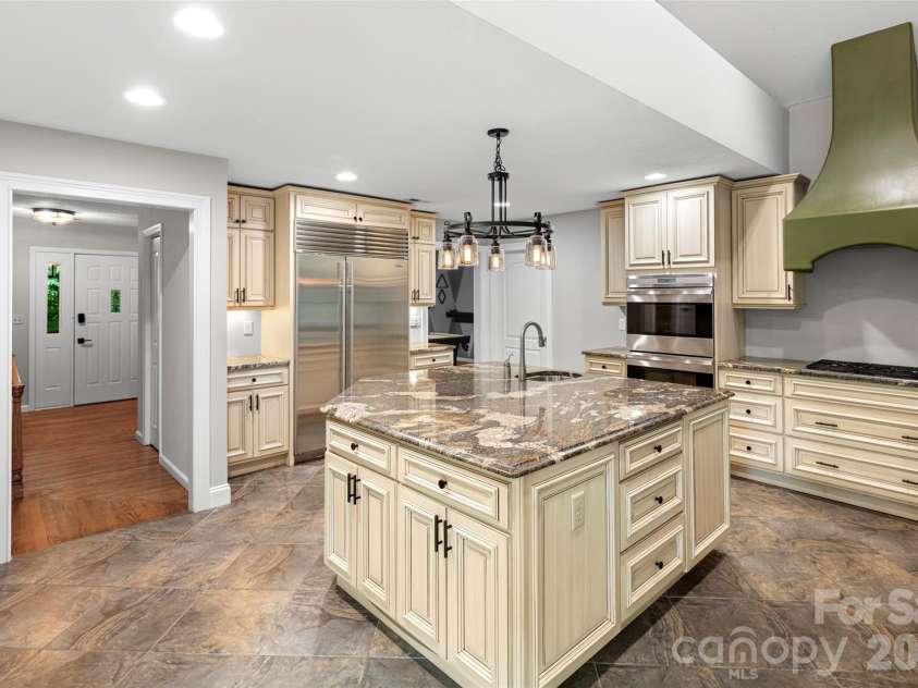 2000 Davis Mountain Road, Hendersonville, NC 28739.  MLS# CAR4378878, YatesRealty ID 30346. 