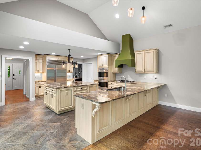 2000 Davis Mountain Road, Hendersonville, NC 28739.  MLS# CAR4378878, YatesRealty ID 30346. 