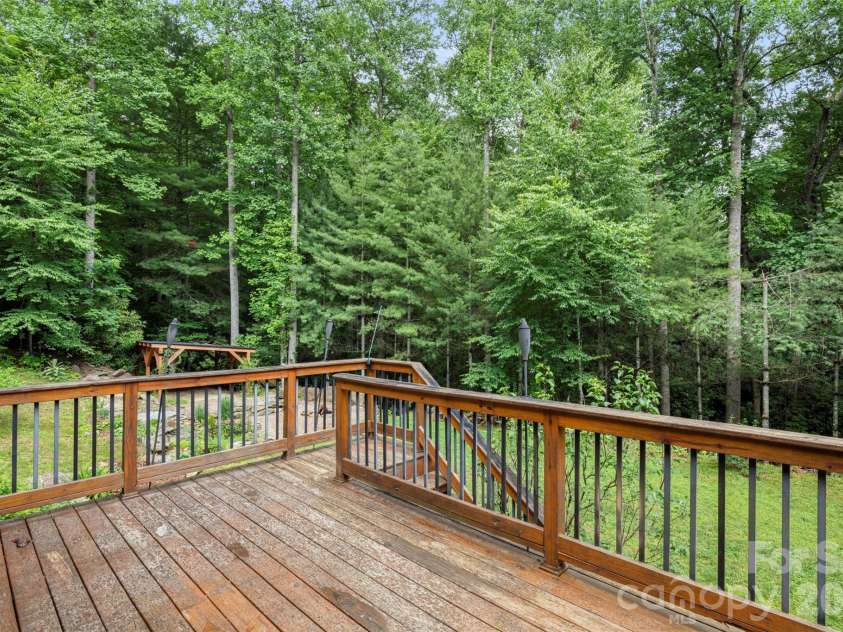 2000 Davis Mountain Road, Hendersonville, NC 28739.  MLS# CAR4378878, YatesRealty ID 30346. 