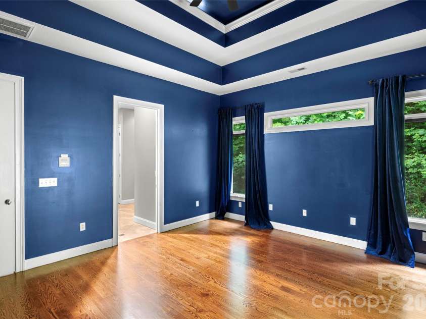 2000 Davis Mountain Road, Hendersonville, NC 28739.  MLS# CAR4378878, YatesRealty ID 30346. 