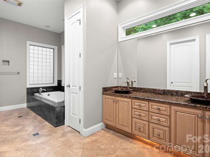 2000 Davis Mountain Road, Hendersonville, NC 28739.  MLS# CAR4378878, YatesRealty ID 30346. 