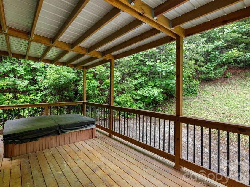 2000 Davis Mountain Road, Hendersonville, NC 28739.  MLS# CAR4378878, YatesRealty ID 30346. 