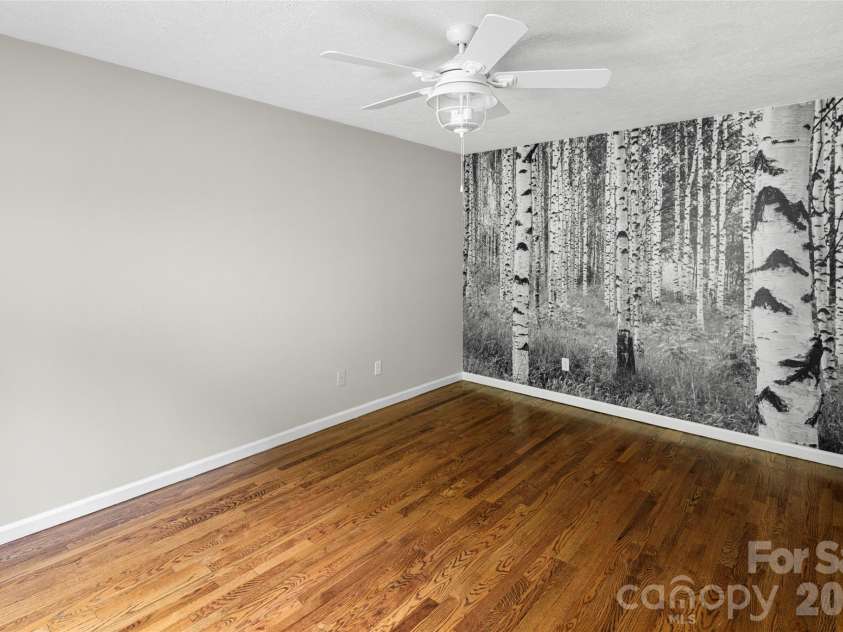 2000 Davis Mountain Road, Hendersonville, NC 28739.  MLS# CAR4378878, YatesRealty ID 30346. 