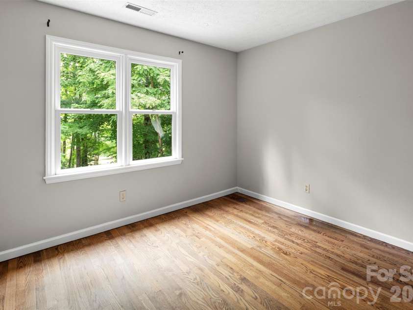 2000 Davis Mountain Road, Hendersonville, NC 28739.  MLS# CAR4378878, YatesRealty ID 30346. 