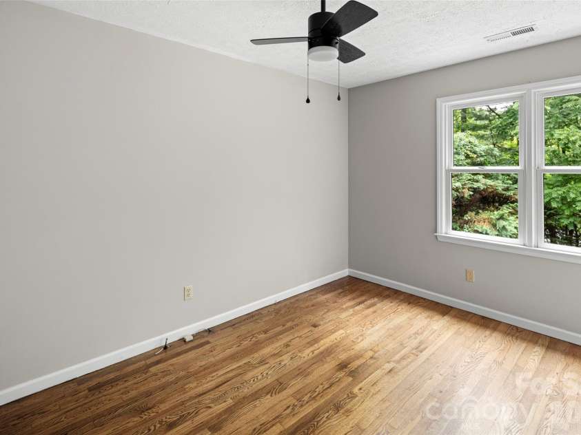 2000 Davis Mountain Road, Hendersonville, NC 28739.  MLS# CAR4378878, YatesRealty ID 30346. 