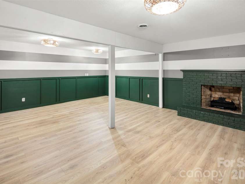 2000 Davis Mountain Road, Hendersonville, NC 28739.  MLS# CAR4378878, YatesRealty ID 30346. 