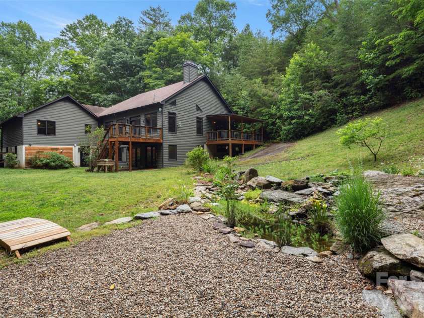 2000 Davis Mountain Road, Hendersonville, NC 28739.  MLS# CAR4378878, YatesRealty ID 30346. 