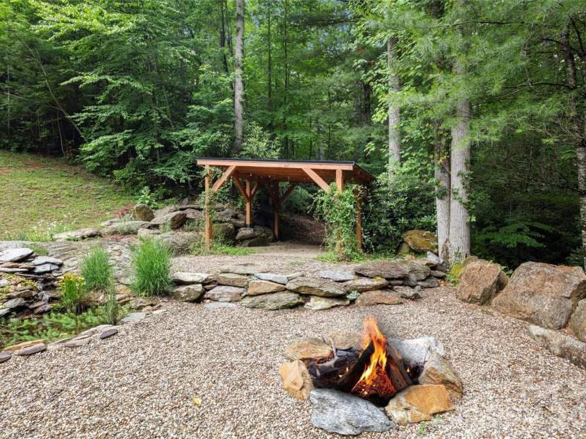 2000 Davis Mountain Road, Hendersonville, NC 28739.  MLS# CAR4378878, YatesRealty ID 30346. 
